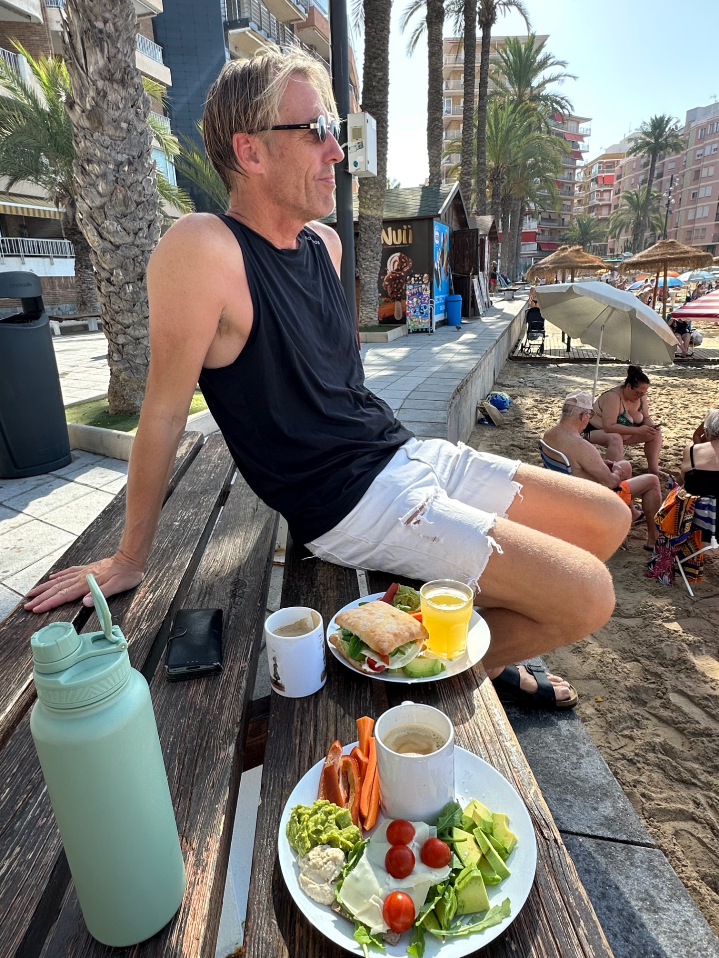 Orion på benken vår på Playa Cura