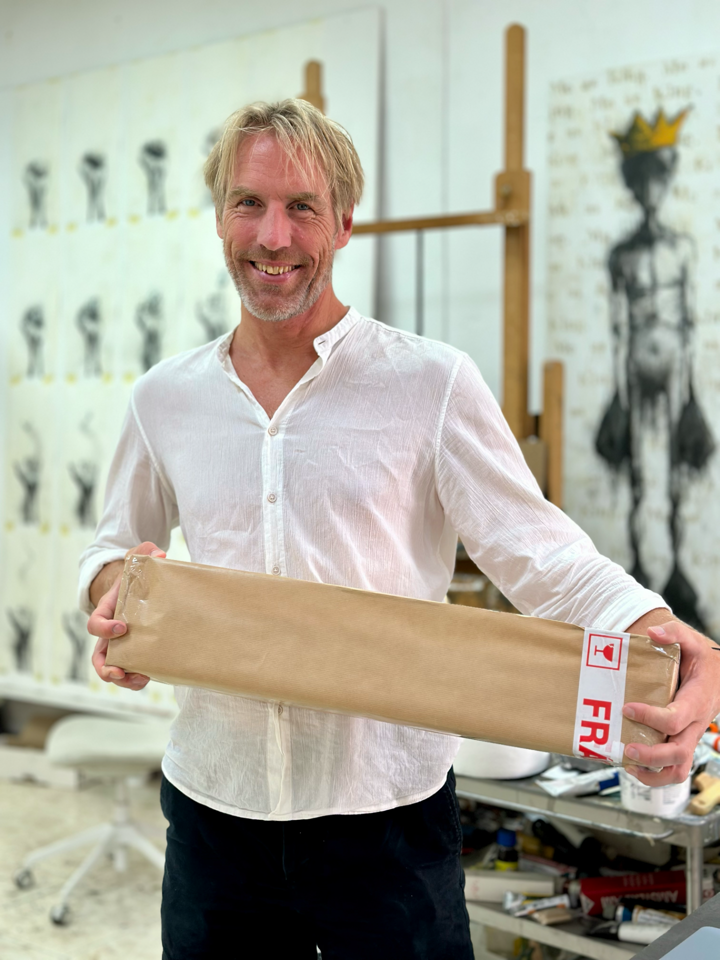 Orion Righard med kunst i pakke